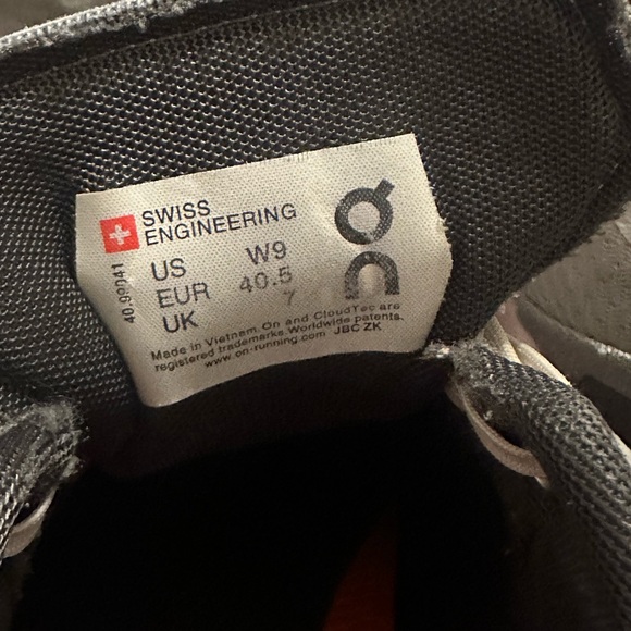 On Running Sneaker - Picture 6 of 7